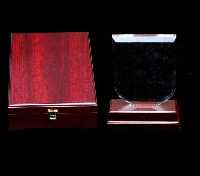 Trophée avec boitier en bois